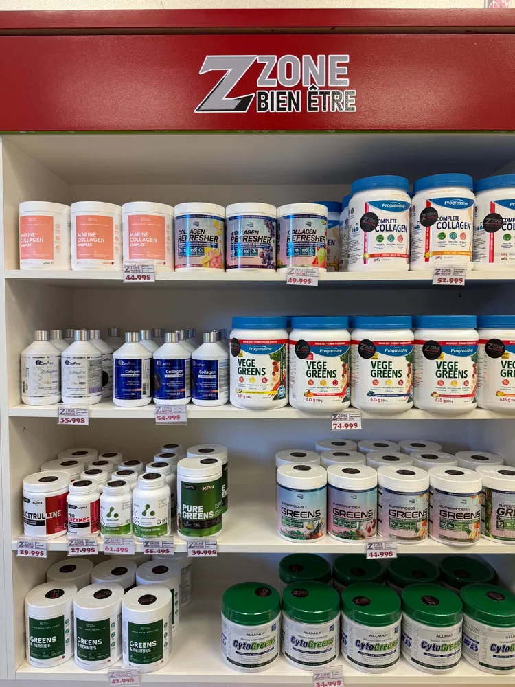 Des produits de collagène et des mélanges verts sur les tablettes du rayon bien-être.