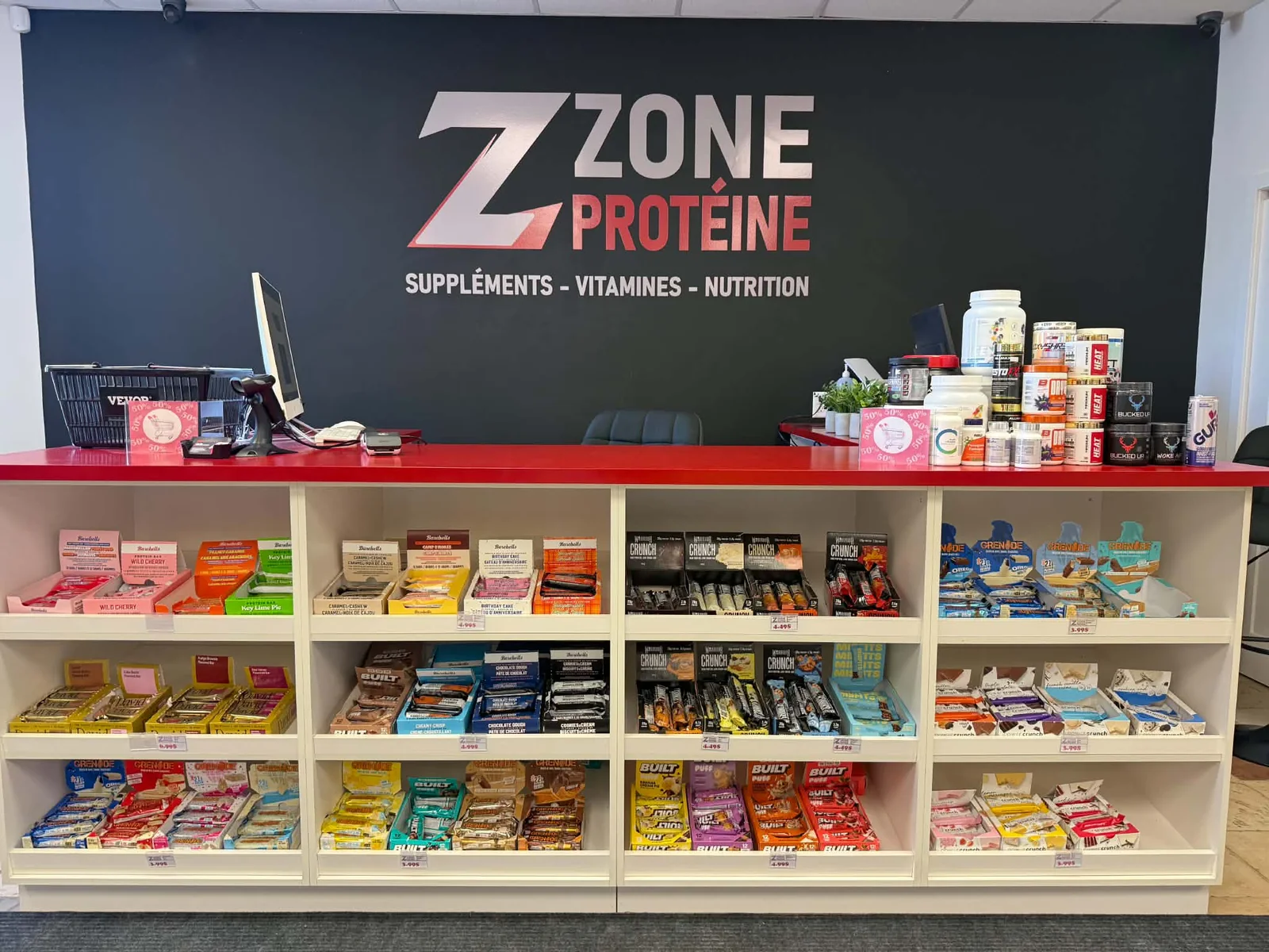 Le comptoir rouge de Zone Protéine et les collations présentées dans ses étagères.