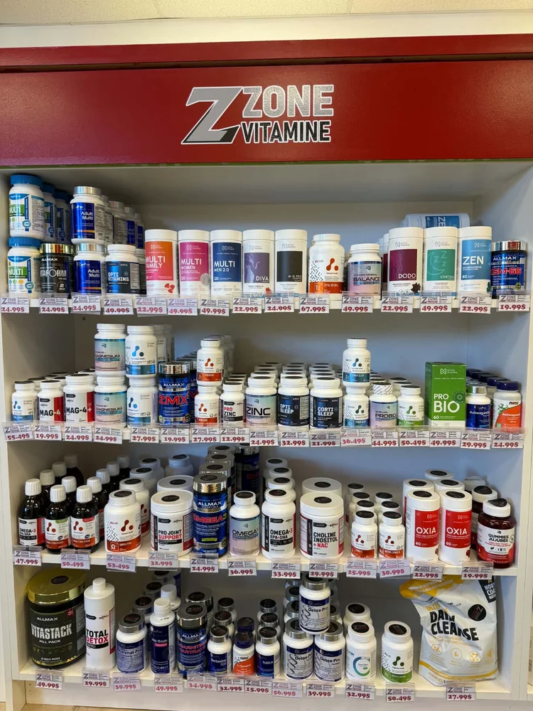 Des vitamines et des suppléments de santé générale sur les tablettes du rayon vitamines.