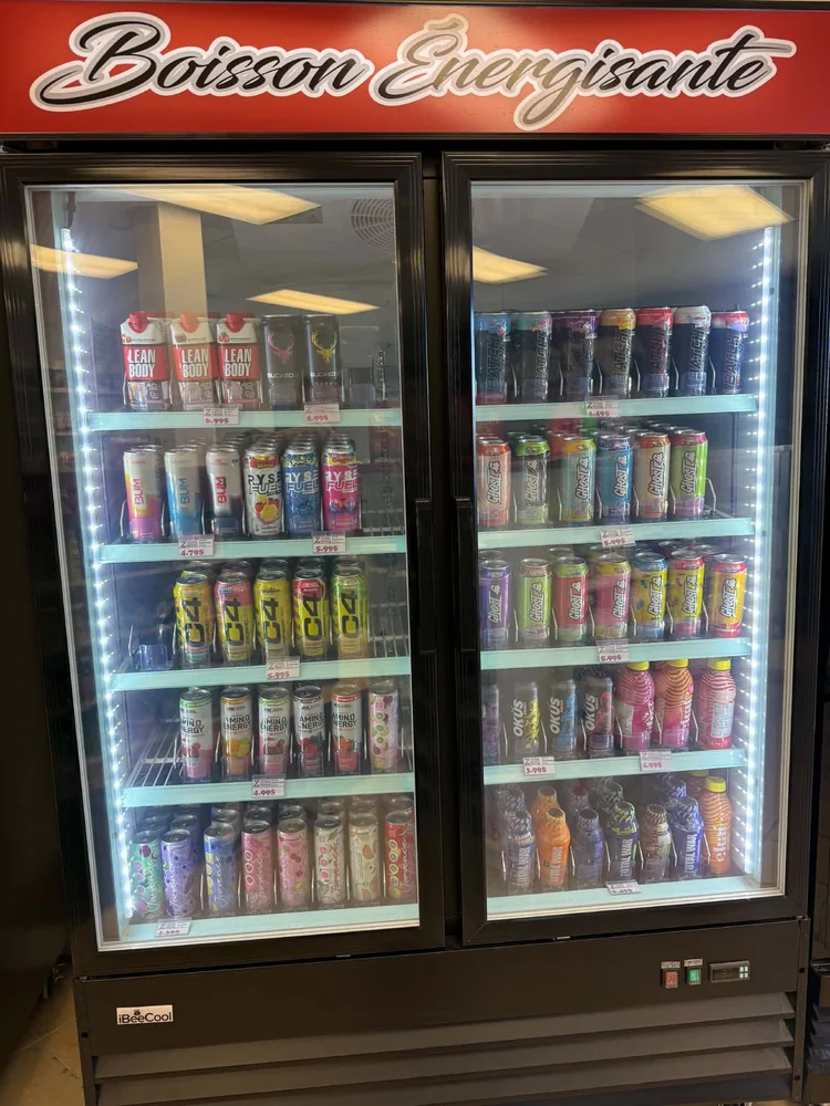 Des canettes et des bouteilles de boissons dans le réfrigérateur de Zone Protéine.