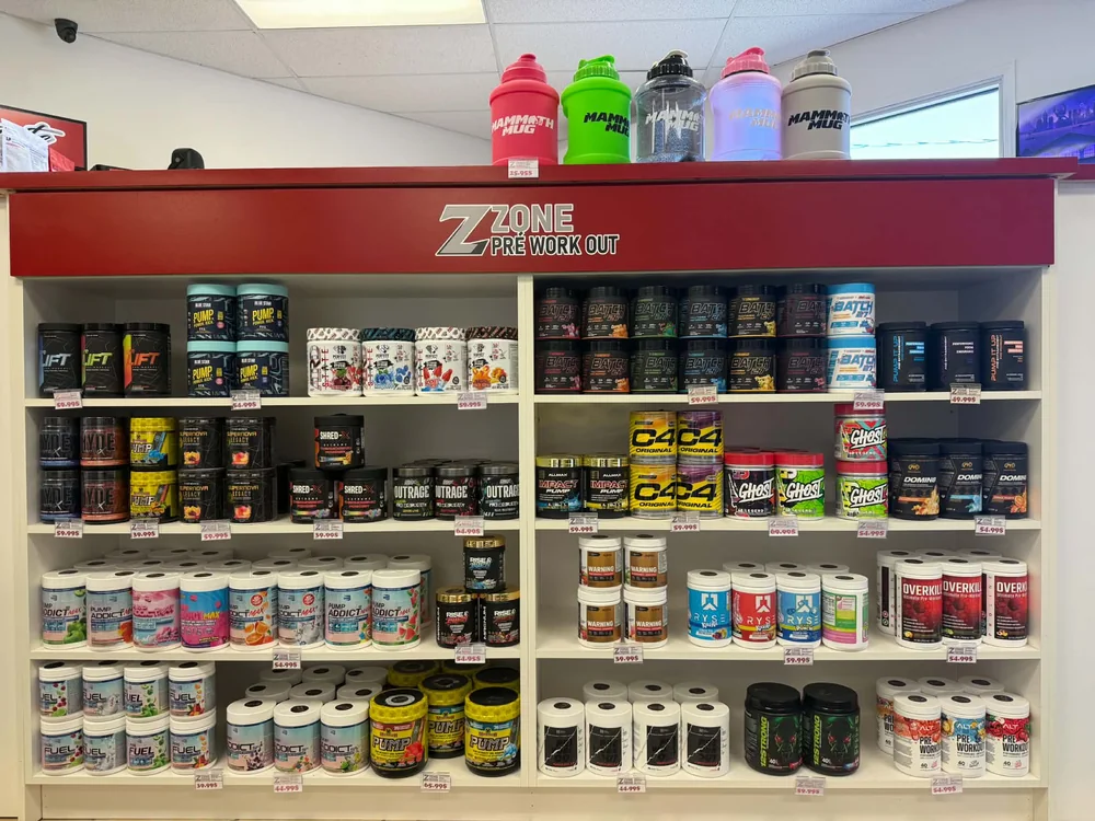 Des suppléments sportifs et des shakers sur les tablettes de Zone Protéine.